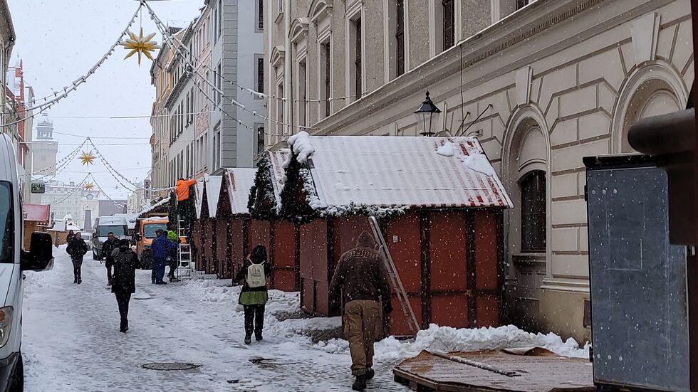 Die Buden stehen schon. Händler räumen ein. Morgen wird der Schlesische Christkindelmarkt eröffnet.