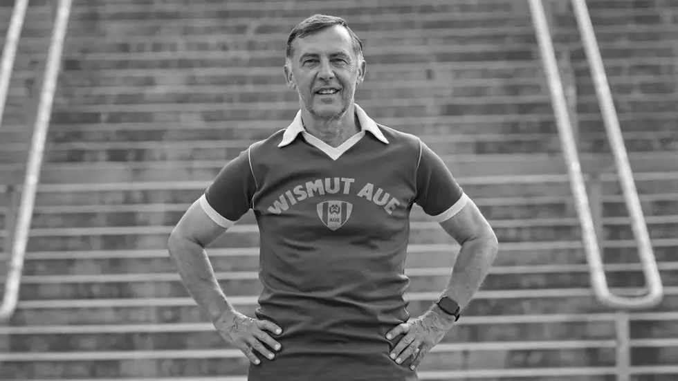 Veilchen durch und durch und einer der prägendsten Spielern der Vereinsgeschichte: Harald Mothes. Veilchen durch und durch und einer der prägendsten Spielern der Vereinsgeschichte: Harald Mothes.