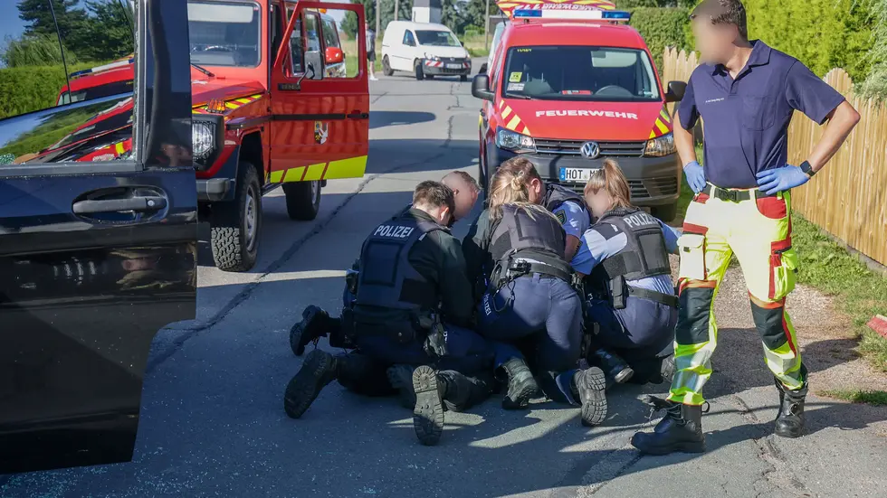 Die Beamten hatten Mühe, den Mann festzuhalten. 