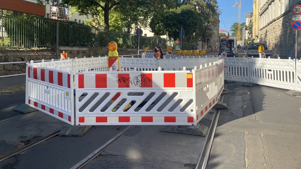 Arbeiter inspizieren die eingebrochene Demmeringstraße. Arbeiter inspizieren die eingebrochene Demmeringstraße.