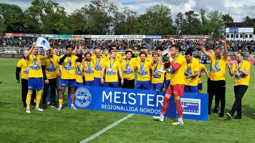 Die Mannschaft feiert nach dem 5:2-Sieg gegen Magdeburg ll die Meisterschaft. Die Mannschaft feiert nach dem 5:2-Sieg gegen Magdeburg ll die Meisterschaft.