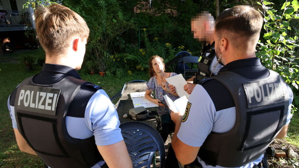 Polizisten waren vor Ort, wurden von Elzbeta Laabs über den Sachverhalt in Kenntnis gesetzt. Am Ende blieb der Baum stehen.