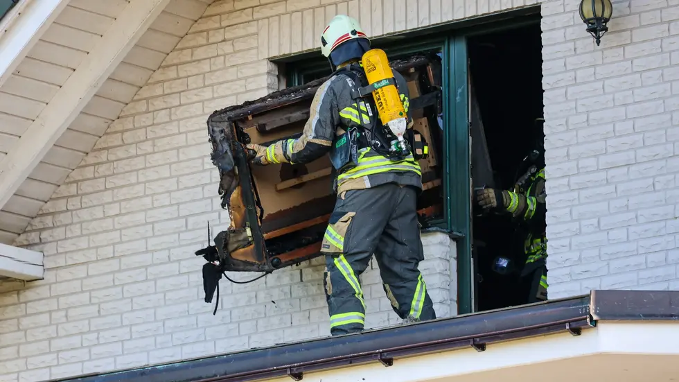 Im Obergeschoss räumte die Feuerwehr das Brandgut aus dem betroffenen Raum.