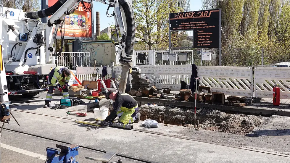 Bauarbeiter öffneten die Fahrbahn und reparierten den Schaden.