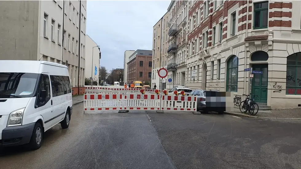 Die Straße wurde voll gesperrt. Die Straße wurde voll gesperrt.