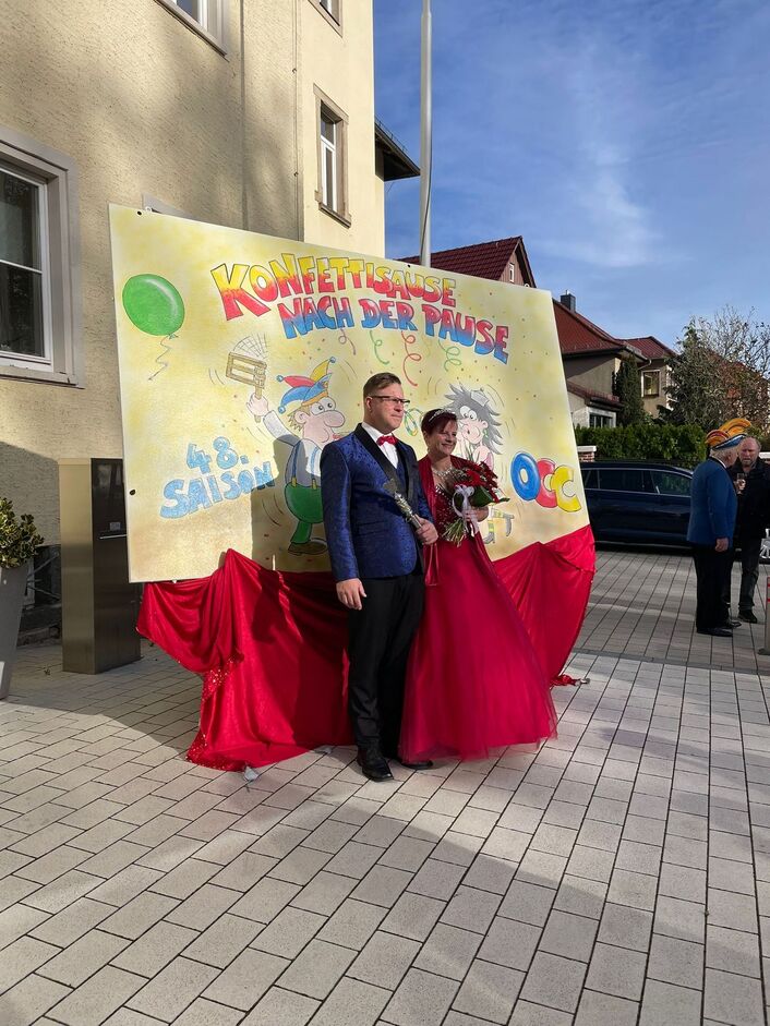 Vor dem Rathaus in Ottendorf-Okrilla präsentierte das Prinzenpaar  Rene II und Cindy I das Motto der Saison