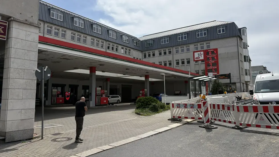 Überfall auf eine Tankstelle an der Clausstraße in Chemnitz: Zwei maskierte Täter bedrohten eine Mitarbeiterin und flüchteten mit Zigaretten.
Überfall auf eine Tankstelle an der Clausstraße in Chemnitz: Zwei maskierte Täter bedrohten eine Mitarbeiterin und flüchteten mit Zigaretten.