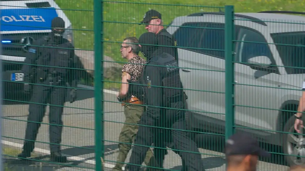 Die rechtsextreme Marla-Svenja Liebich ist heute 11.30 Uhr von Bundespolizisten in einem Konvoi von drei Autos ins Chemnitzer Frauengefängnis gebracht worden. Die Beamten hatten die Gefangene am Grenzübergang Breitenau an der A 17 von tschechischen Spezialkräften übernommen.
Zusätzlich wurde der Transport von einem Hubschrauber überwacht.
Die rechtsextreme Marla-Svenja Liebich ist heute 11.30 Uhr von Bundespolizisten in einem Konvoi von drei Autos ins Chemnitzer Frauengefängnis gebracht worden. Die Beamten hatten die Gefangene am Grenzübergang Breitenau an der A 17 von tschechischen Spezialkräften übernommen. Zusätzlich wurde der Transport von einem Hubschrauber überwacht.