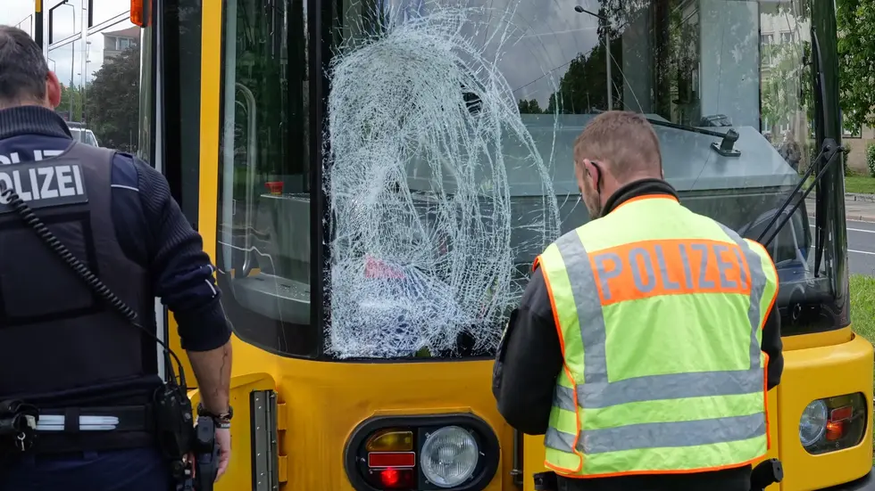 Der Fußgänger soll gegen die Straßenbahn geprallt und dabei am Kopf schwer verletzt worden sein Der Fußgänger soll gegen die Straßenbahn geprallt und dabei am Kopf schwer verletzt worden sein