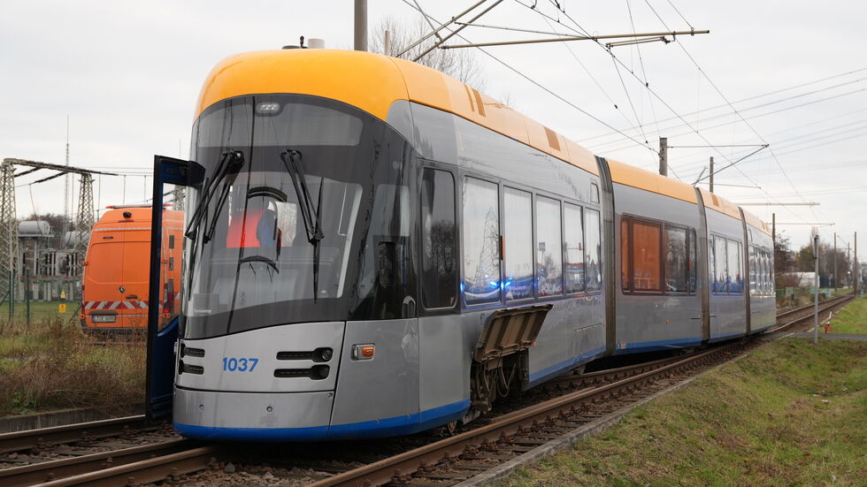 Die Bahn ist teilweise aus dem Gleis gesprungen.