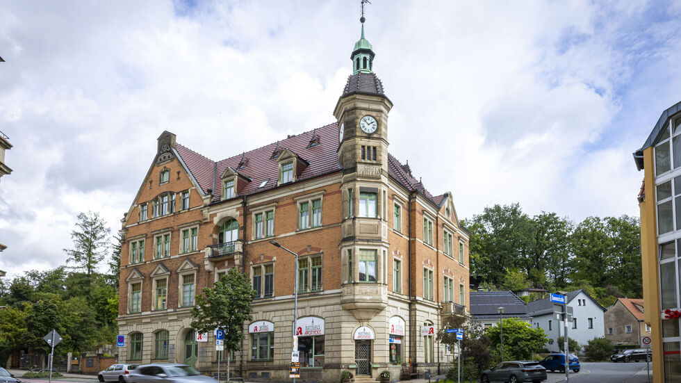 Das alte Rathaus von Copitz wurde 1906 gebaut - mit Turm und Glocke