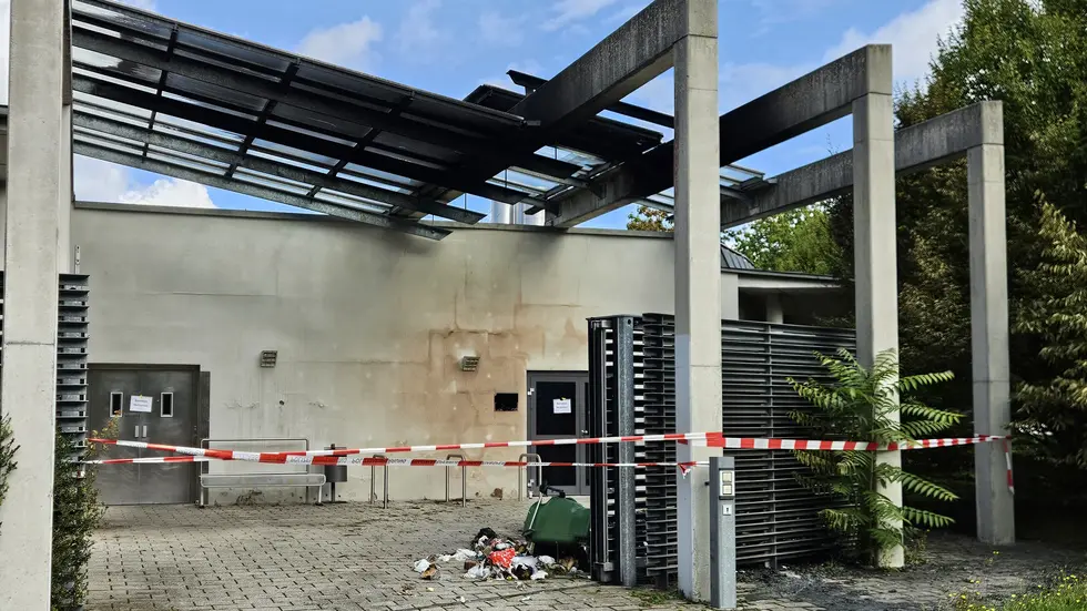 Auch Überdachung, Hausfassade und ein Fenster wurden stark beschädigt.