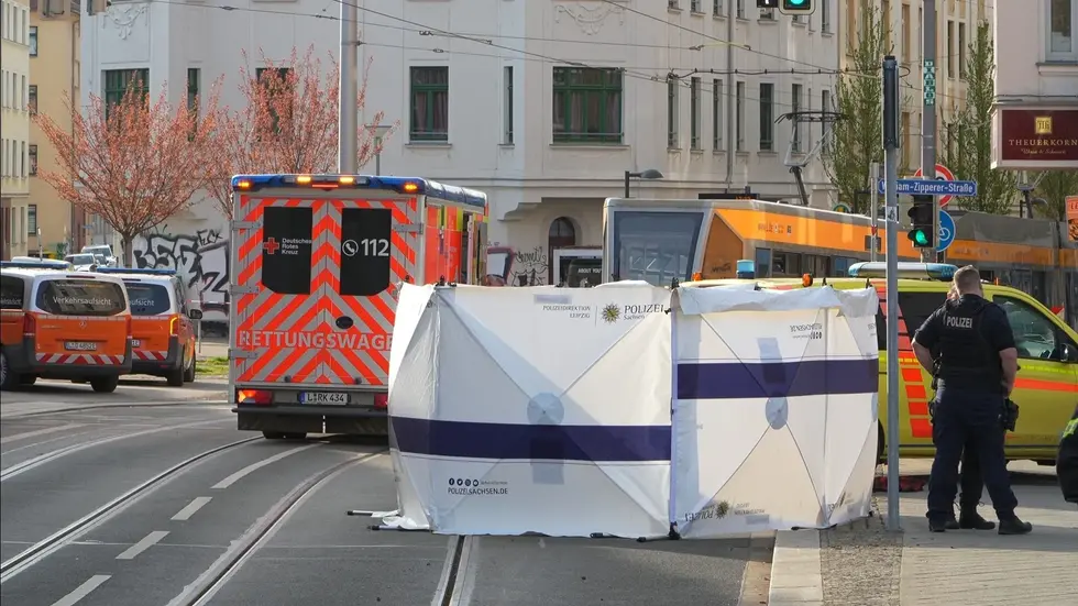 Die Polizei stellte zum Schutz vor Gaffern an der Unfallstelle einen Sichtschutz auf.
