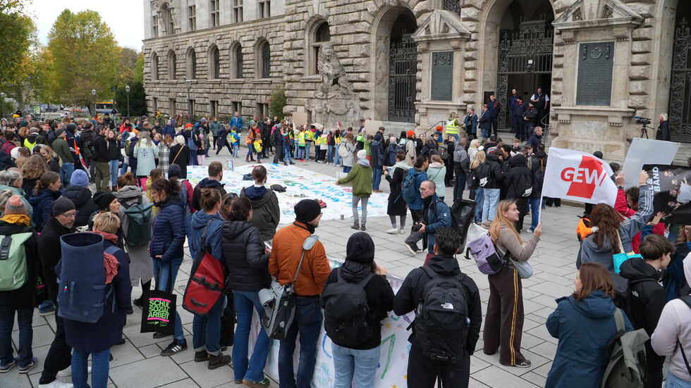 Mehrere Hundert Menschen haben am Mittwochnachmittag erneut gegen die geplante Streichung für Mittel bei der Schulsozialarbeit demonstriert. Mehrere Hundert Menschen haben am Mittwochnachmittag erneut gegen die geplante Streichung für Mittel bei der Schulsozialarbeit demonstriert.