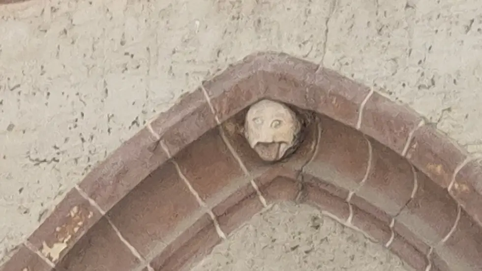 Eine Spukfratze an der Nikolaikirche.