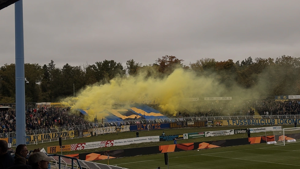 Beide Fanlager sind mit einer sogenannten Choreo gestartet. Die Probsthaidaer natürlich mit gelber Pyro.