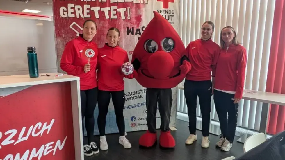 Spielerinnen vom BSV bei der Blutspendeaktion in der GGZ-Arena Spielerinnen vom BSV bei der Blutspendeaktion in der GGZ-Arena