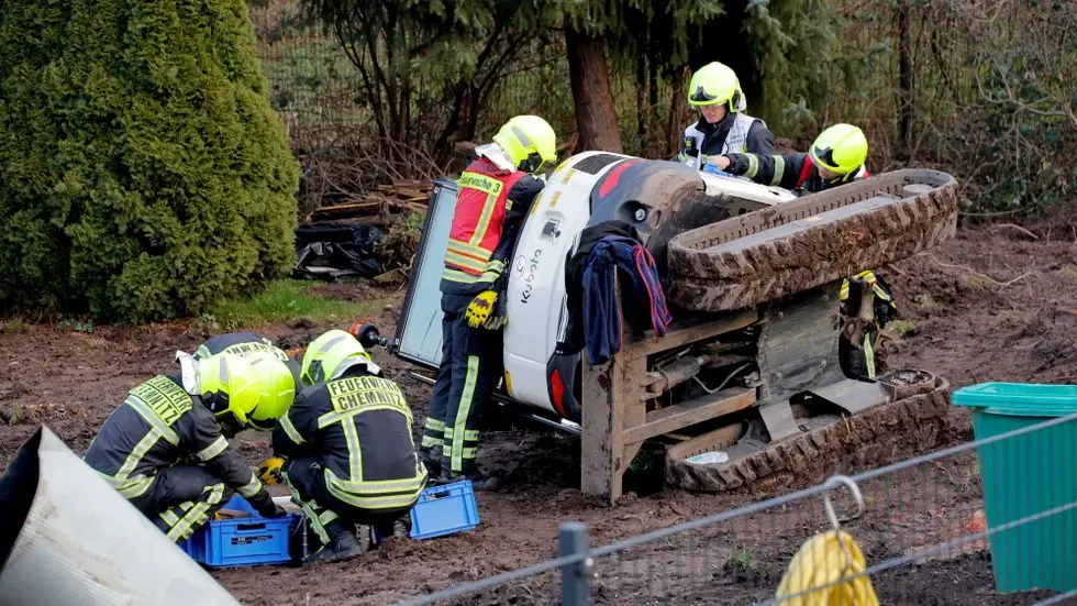 Feuerwehrleute retten einen Chemnitzer aus einem Bagger, der beim Entwurzeln umgekippt ist.