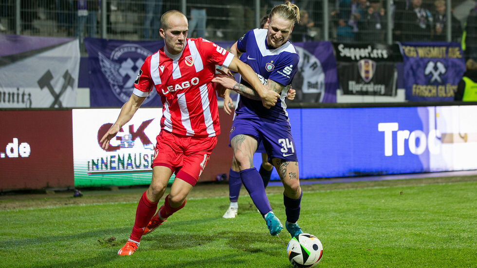 Aue hat gegen Cottbus das Nachsehen - wie hier Veilchenspieler Marvin Stefaniak (rechts).  Aue hat gegen Cottbus das Nachsehen - wie hier Veilchenspieler Marvin Stefaniak (rechts).