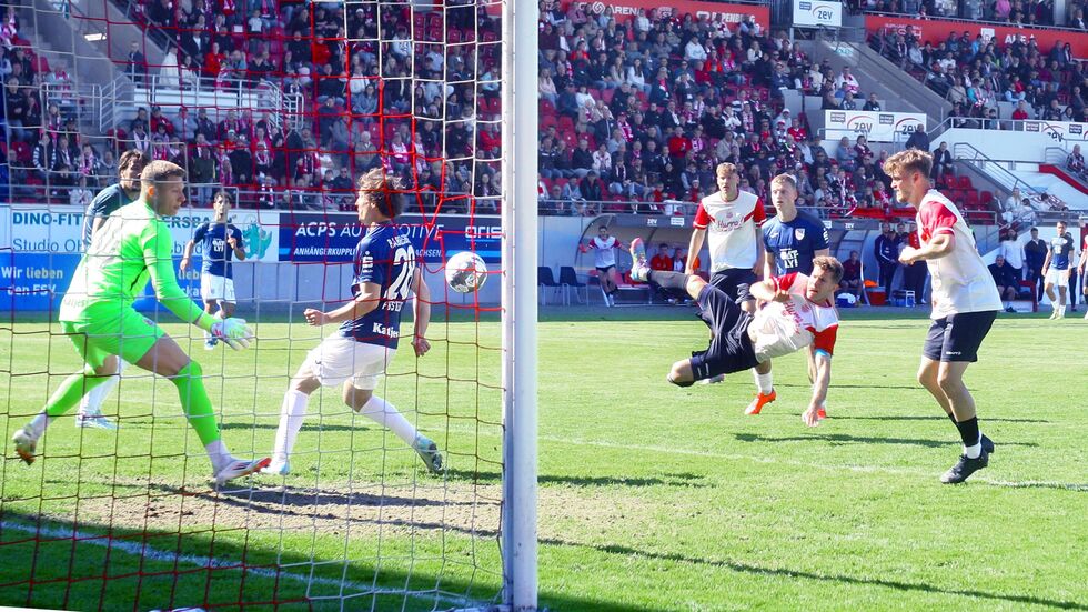 Seitfallzieher von Jahn Herrmann Sekunden vor Schluss - Luis Klein vollendete schließlich - 2:1! 