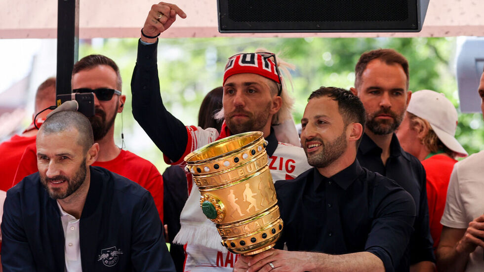 Leipzigs Cheftrainer Domenico Tedesco hält den DFB-Pokal neben Leipzigs Kevin Kampl.