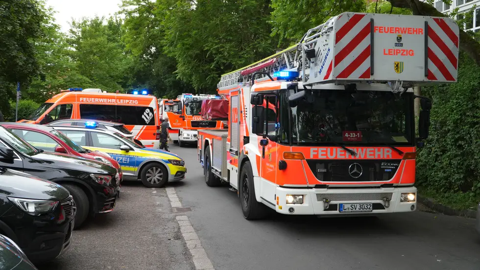 Etliche Rettungsfahrzeuge rückten am Mittwochnachmittag an der Langen Lene in der Lene-Voigt-Straße an. Etliche Rettungsfahrzeuge rückten am Mittwochnachmittag an der Langen Lene in der Lene-Voigt-Straße an.