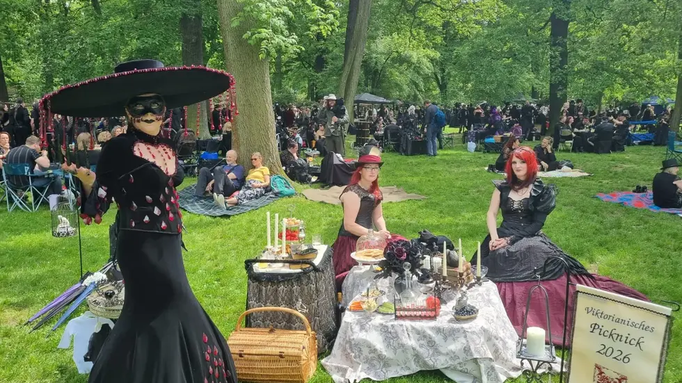 Auch diese drei Damen haben es sich im Park gemütlich und hübsch gemacht.