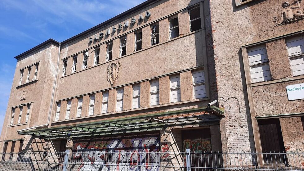 Von außen macht das ehemalige Bad keinen guten Eindruck 