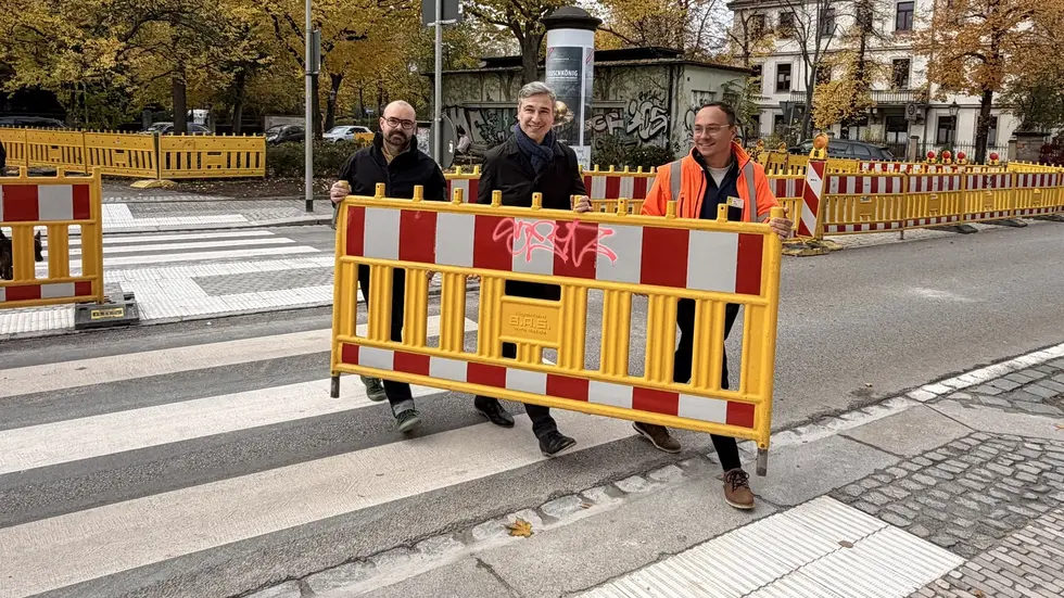 Baubürgermeister Stephan Kühn (Mitte) räumt die Absperrung beiseite Baubürgermeister Stephan Kühn (Mitte) räumt die Absperrung beiseite