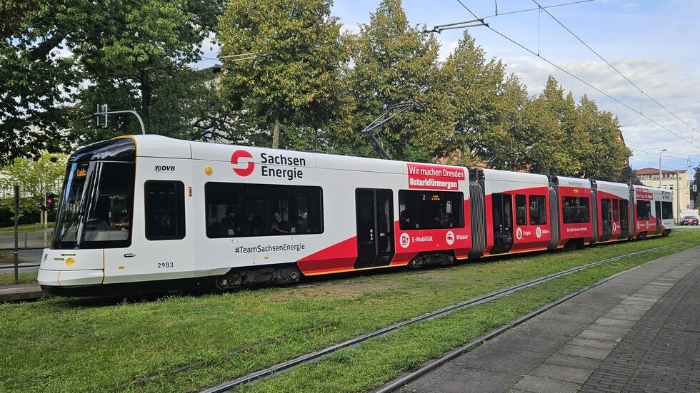 Derzeit ein Exot unter den Straßenbahnen: die "neue" SachsenEnergie-Bahn.
