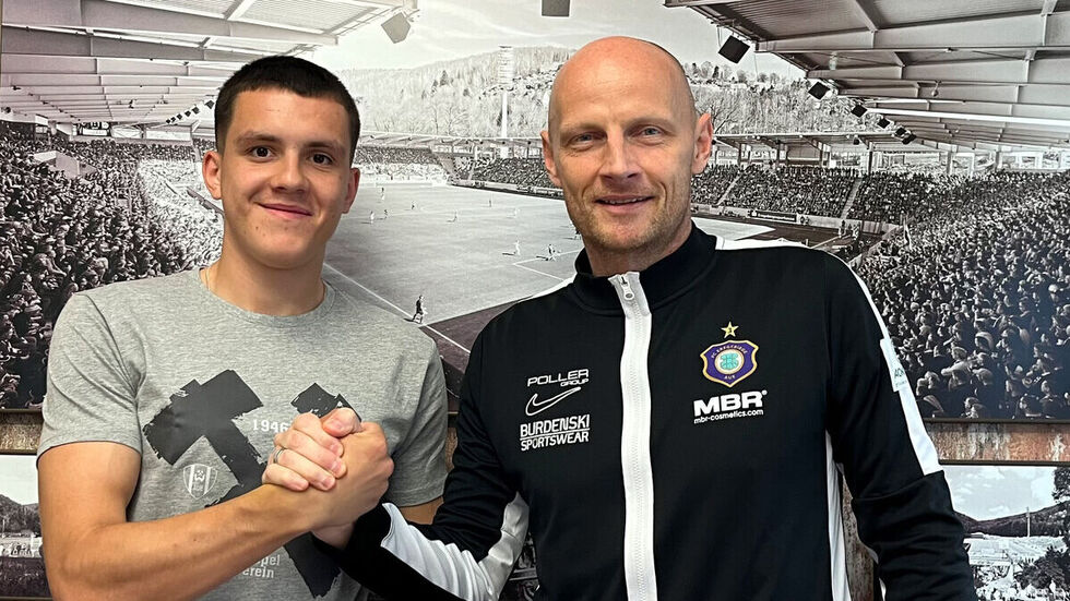 Neuzugang Maxim Burghardt (links) mit FCE-Sportgeschäftsführer Matthias Heidrich. Neuzugang Maxim Burghardt (links) mit FCE-Sportgeschäftsführer Matthias Heidrich.