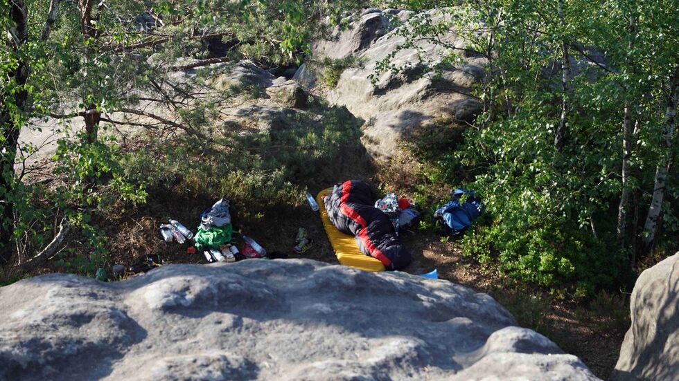 Eine illegale Übernachtungsstelle im Nationalpark Sächsische Schweiz. Das Übernachten im Freien ist nur an ausgewiesenen Stellen und an gewissen Zeiträumen erlaubt. (Archivbild)