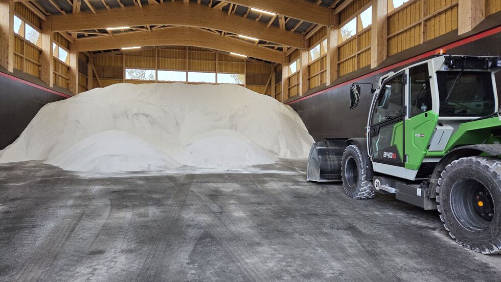 3.000 Tonnen Streusalz können in der Salzhalle eingelagert werden.