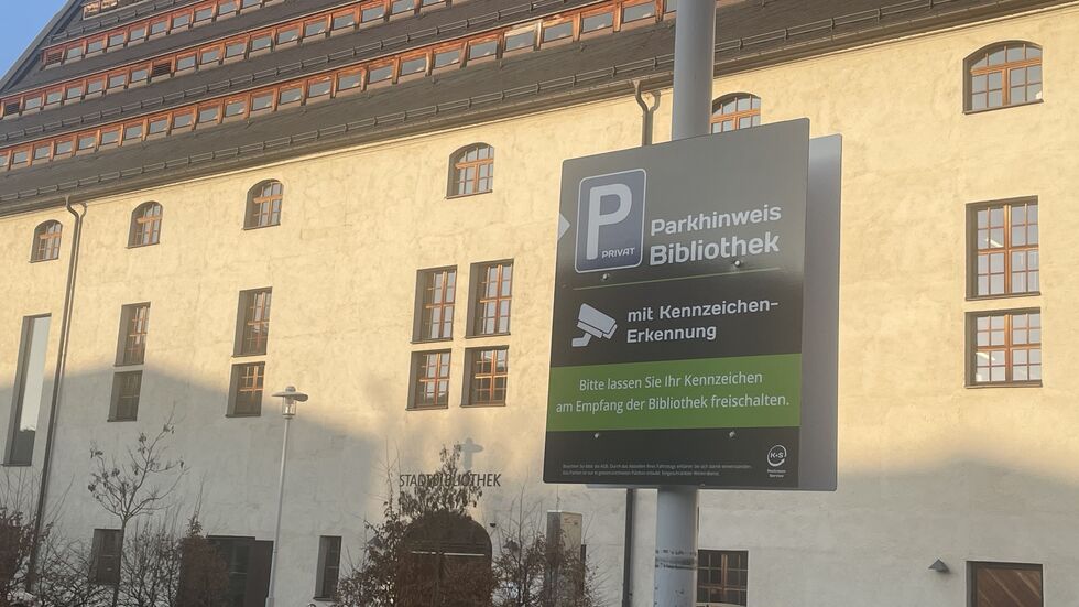 Ein wichtiger Hinweis für Nutzer der Bibliothek: Sie können ihre Nummer beim Service melden und werden nicht bestraft, wenn sie länger parken.