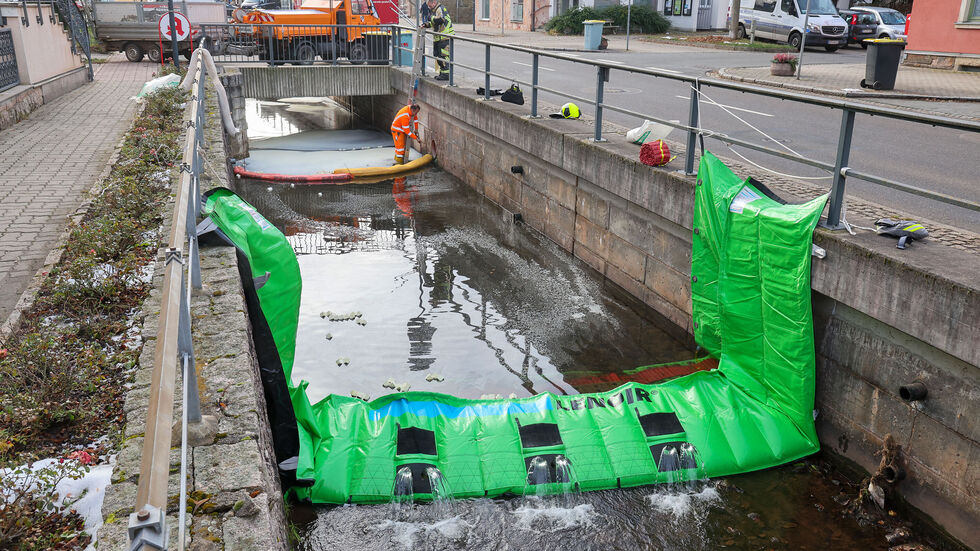 Gegen 10:00 Uhr rückte die Feuerwehr an den Hegebach aus.