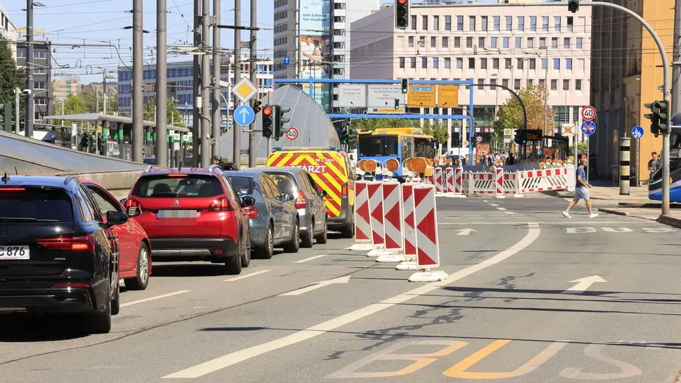 Die Stadt hat begründet, warum nach dem Falkeplatz jetzt auch vor dem Tietz gebaut wird. Auf 140 Metern sind die Entwässerungsrinnen der Bahnhofstraße so defekt, dass Unfallgefahr besteht. Ab Freitag soll der Verkehr wieder normal rollen.
Die Stadt hat begründet, warum nach dem Falkeplatz jetzt auch vor dem Tietz gebaut wird. Auf 140 Metern sind die Entwässerungsrinnen der Bahnhofstraße so defekt, dass Unfallgefahr besteht. Ab Freitag soll der Verkehr wieder normal rollen.
