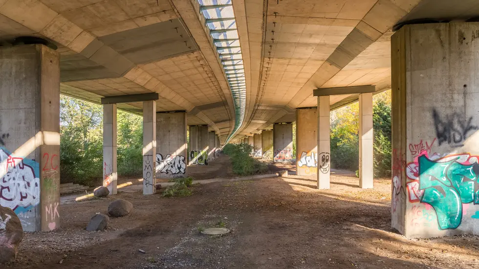 Blick unter das Bauwerk: Die marode Agra-Brücke soll nächstes Jahr abgerissen werden (Symbolbild)