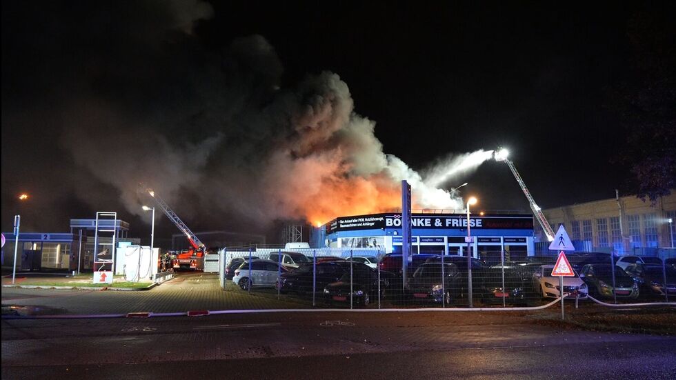 Das Autohaus an der Güterstraße brannte lichterloh. Das Autohaus an der Güterstraße brannte lichterloh.