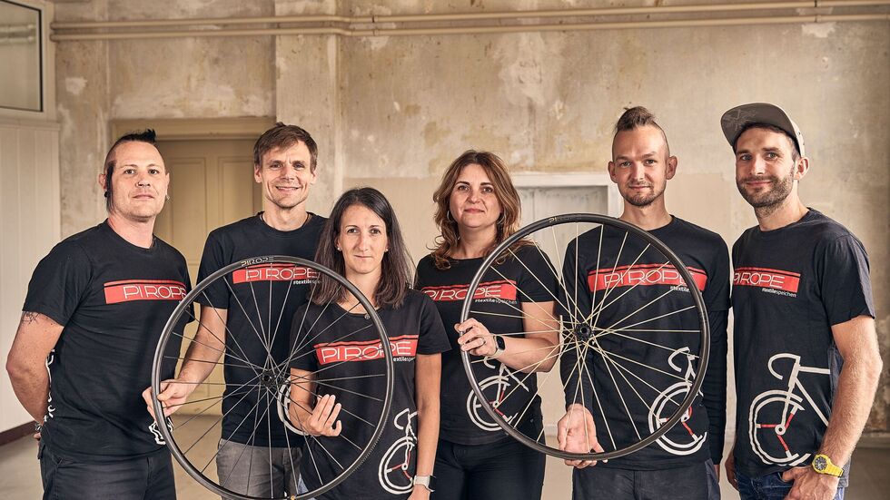 Seit 2017 fertigt das Unternehmen in Berbisdorf bei Chemnitz textile Speichen, die längst nicht nur im Radsport gefragt sind. Seit 2017 fertigt das Unternehmen in Berbisdorf bei Chemnitz textile Speichen, die längst nicht nur im Radsport gefragt sind.