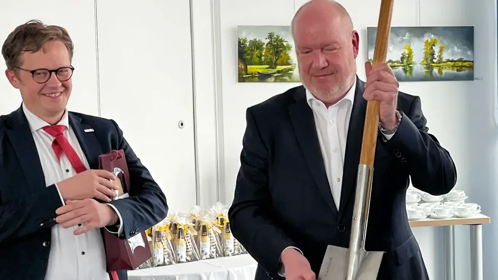 Es kann losgehen. Ronny Kleinert, Geschäftsführer der Stadtwerke Senftenberg, hält einen Spaten in den Händen. Heute hat er den Förderscheck für die Umstellung der Fernwärmeversorgung erhalten. Darüber freut sich auch Bürgermeister Andreas Pfeiffer. 