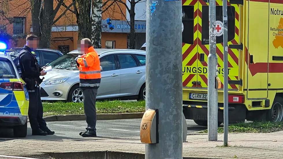 Eine Rentnerin (84) kollidierte heute Nachmittag auf der Stollberger Straße mit einer Straßenbahn.