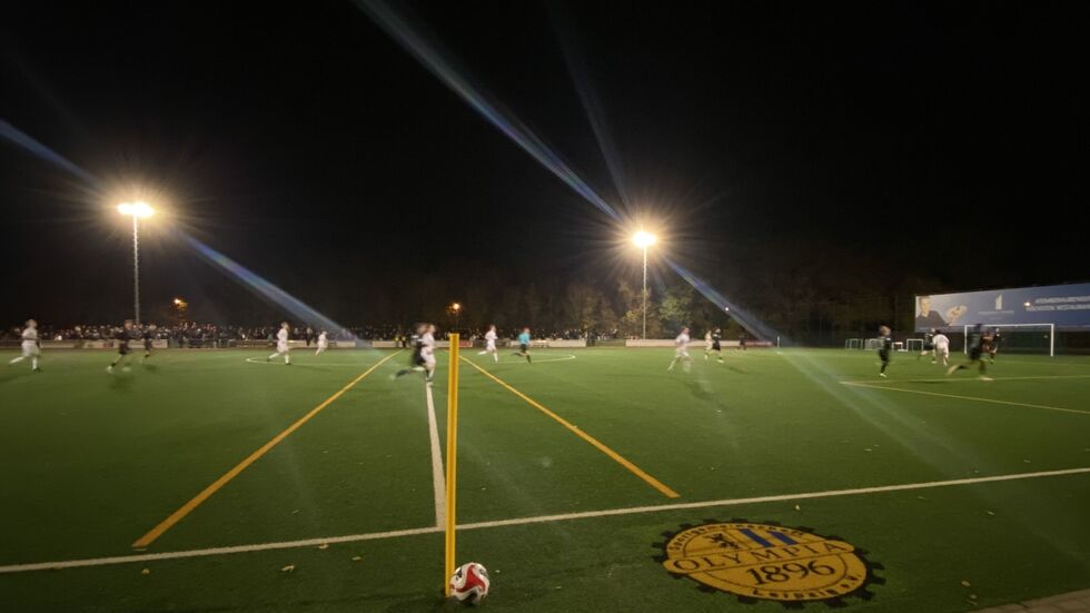 Der Kunstrasenplatz der SG Olympia 1896 während des Spiels.