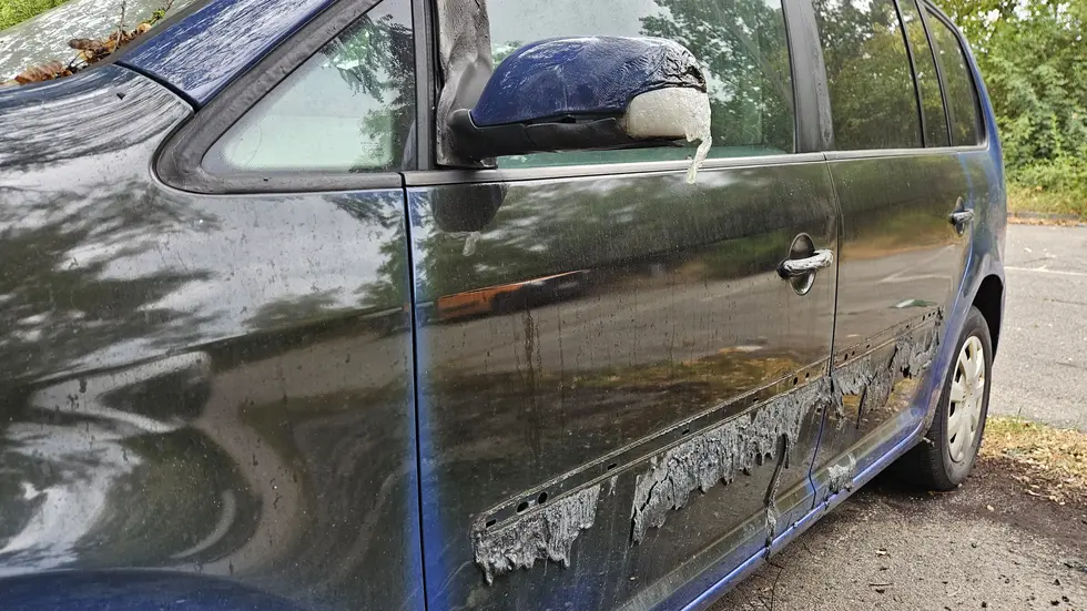 Das Feuer griff auf den nebenan geparkten VW Touran über. Das Feuer griff auf den nebenan geparkten VW Touran über.