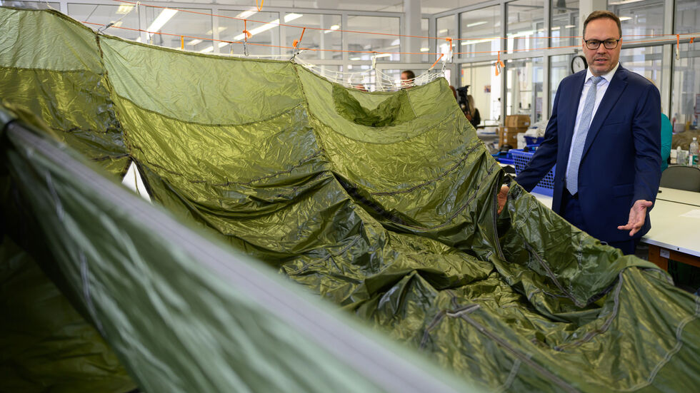 ...weiter gings zur Spekon Sächsische Spezialkonfektion GmbH in Seifhennersdorf, die Militärfallschirme herstellt.  ...weiter gings zur Spekon Sächsische Spezialkonfektion GmbH in Seifhennersdorf, die Militärfallschirme herstellt.