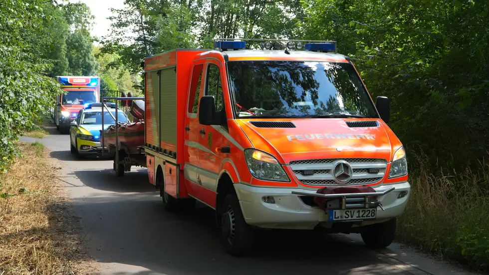 Einsatzkräfte am Unglücksort. Einsatzkräfte am Unglücksort.