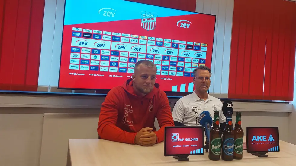 Theo Martens (links im Bild) absolvierte am vergangenen Wochenende gegen Chemie Leipzig sein 100. Spiel für den FSV. Theo Martens (links im Bild) absolvierte am vergangenen Wochenende gegen Chemie Leipzig sein 100. Spiel für den FSV.