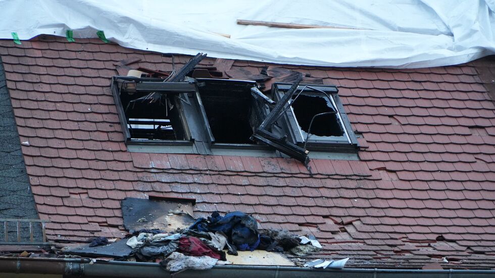 Bei dem Feuer zerstörte Fenster im Dachgeschoss. Bei dem Feuer zerstörte Fenster im Dachgeschoss.