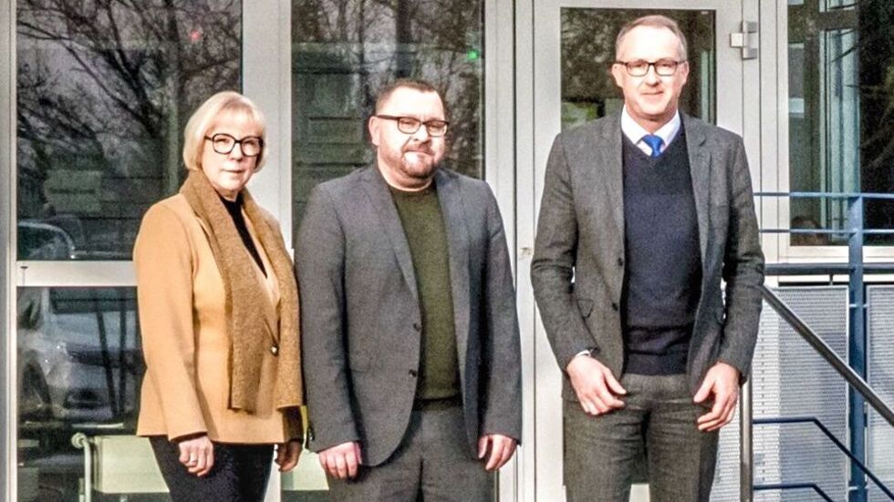 Sven Hendel (Mitte), Landkreisbeigeordnete Angelika Hölzel und Klinikverbundchef Christian Wagner