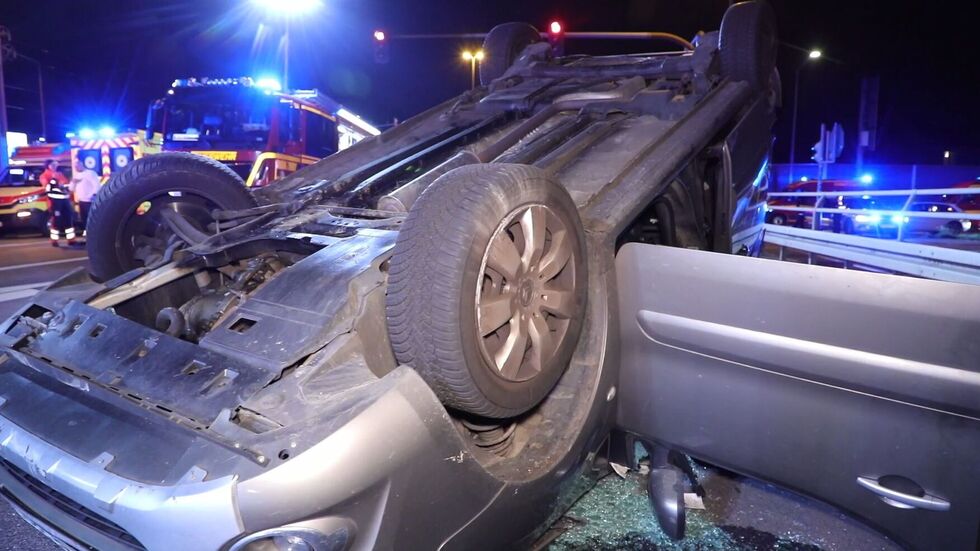 Der Fahrer des PKW Citroen musste mit hydraulischen Rettungsgeräten aus dem Fahrzeug befreit werden Der Fahrer des PKW Citroen musste mit hydraulischen Rettungsgeräten aus dem Fahrzeug befreit werden