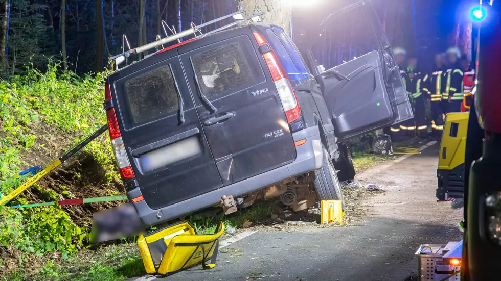 Für den Transporterfahrer kam jede Hilfe zu spät, er verstarb noch an der Unfallstelle.